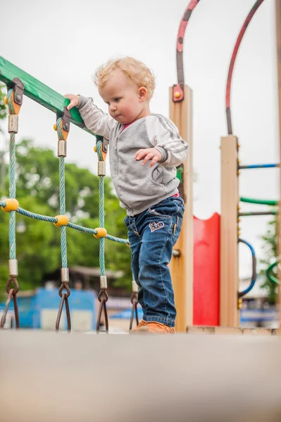 A gyermekek a játszótéren mászni — Stock Fotó