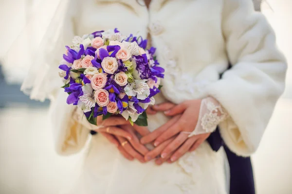 Наречена тримає біло-фіолетовий весільний букет — стокове фото