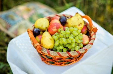 bir beyaz meyve sepeti