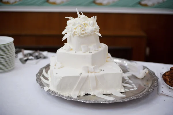 Pure white cake with creamy flowers — Stock Photo, Image