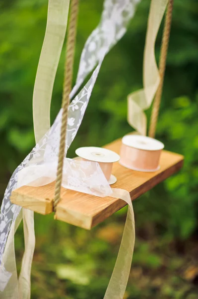 Carretéis de fita de renda em um balanço — Fotografia de Stock