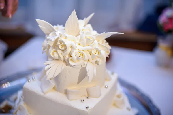Rein weißer Kuchen mit cremigen Blüten — Stockfoto