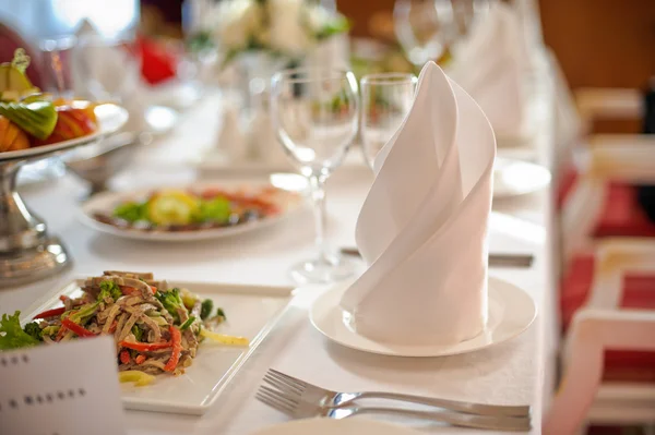 Mesa con mantel blanco — Foto de Stock