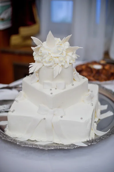 Rein weißer Kuchen mit cremigen Blüten — Stockfoto