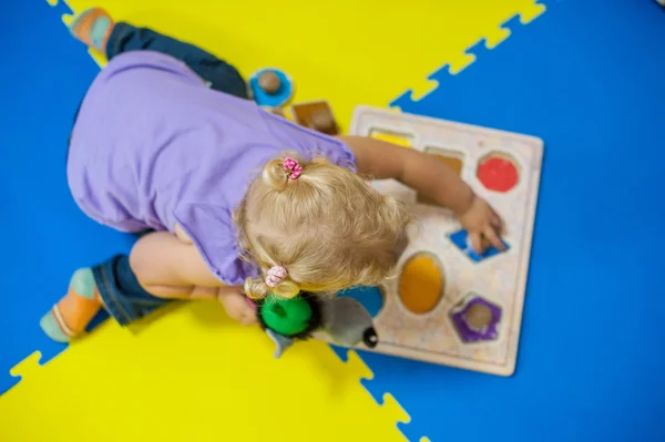 Toddler dziewczynka grając w grę — Zdjęcie stockowe