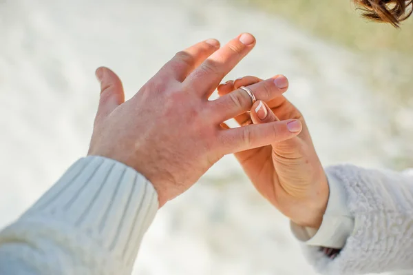 신랑 신부 결혼 반지를 착용 — 스톡 사진