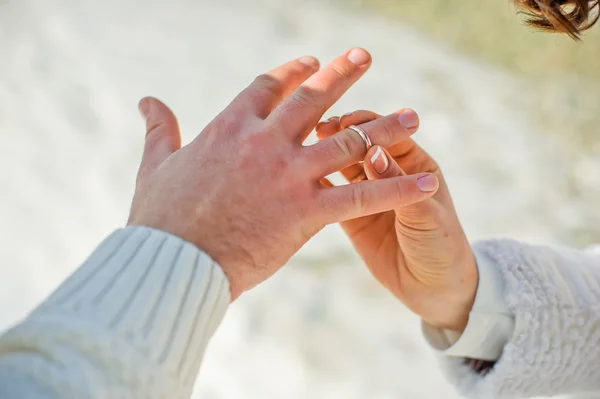 Sposo indossa sposa una fede nuziale — Foto Stock