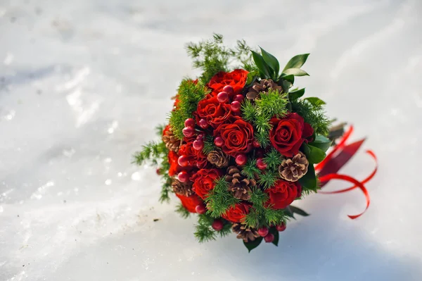 Bouquet of roses and fir cones — Stock Photo, Image