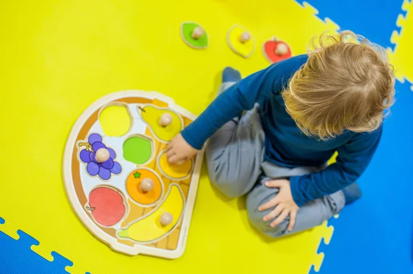 Toddler chłopiec grając w grę — Zdjęcie stockowe