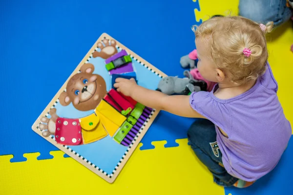 Девочка-игрушка, играющая в разработку игры — стоковое фото