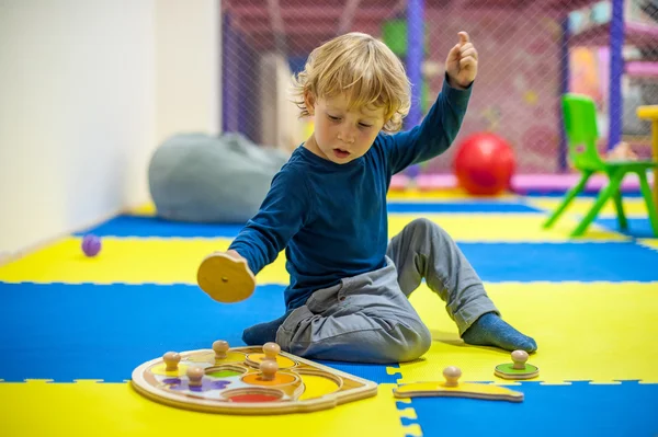 Toddler chłopiec grając w grę — Zdjęcie stockowe