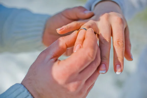 Bräutigam trägt Braut einen Ehering — Stockfoto