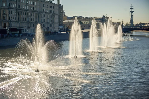 莫斯科河上的喷泉 — 图库照片