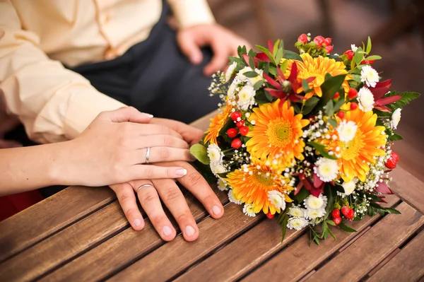 Bouquet de gerberas orange sur une table en bois — Photo