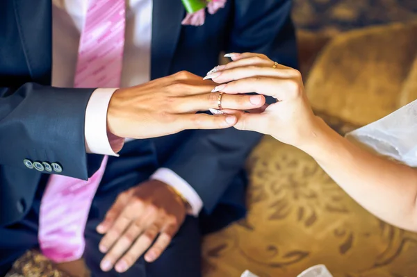 Man puts woman an engagement ring at picnic in the background — Stock Photo, Image