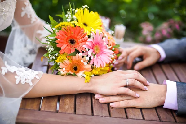 Marié, mariée et bouquet — Photo