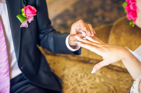 Man puts woman an engagement ring at picnic in the background — Stock Photo, Image