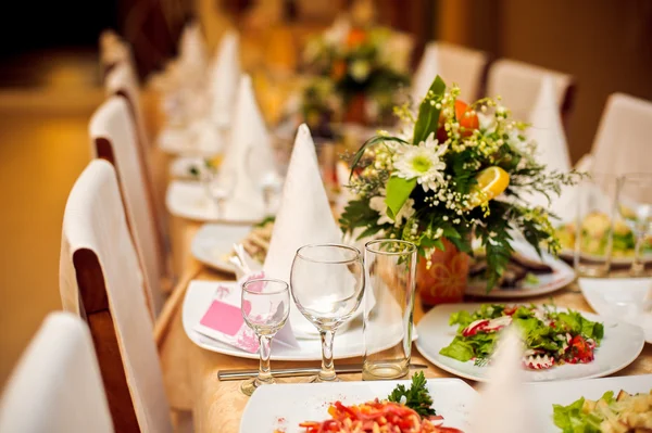 Mesa de banquete de boda establecido — Foto de Stock