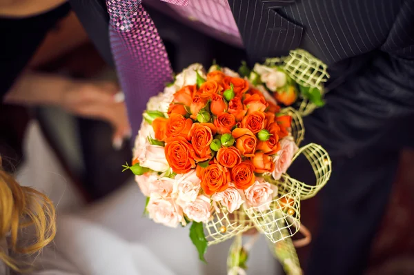 Букет з рожевих і помаранчевих квітів — стокове фото