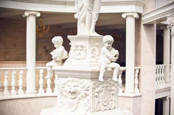 앉아있는 소년의 석고 조각상 — 스톡 사진