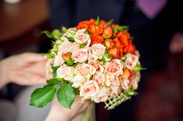 Buquê de flores rosa e laranja — Fotografia de Stock