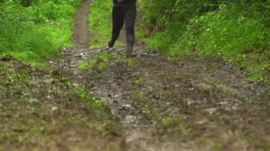 Bacaklar çamur bir saldırı kursunda çalışan yarışmacı