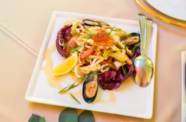 Deniz ürünleri ve havyar salatası