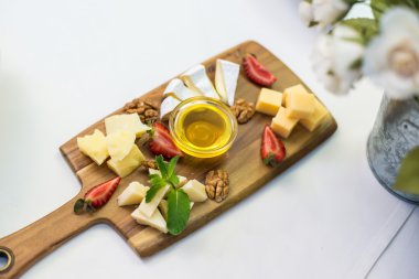 Peynir tabağı ile fındık ve çilek