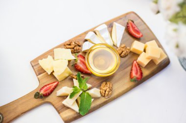Peynir tabağı ile fındık ve çilek