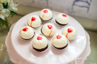 Kırmızı kalpler ile beyaz pasta