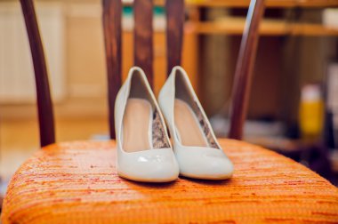 Düğün ayakkabıları renk sandalye üzerinde krem