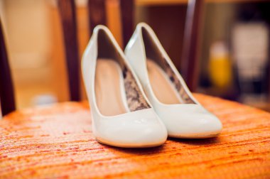 Düğün ayakkabıları renk sandalye üzerinde krem