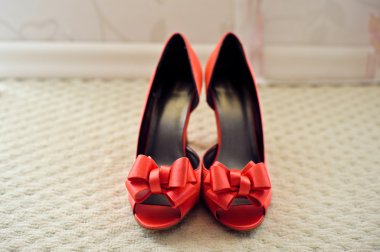 Kırmızı zarif shoeson beyaz kürk arka plan