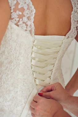 gelin düğün elbisesini koyarak