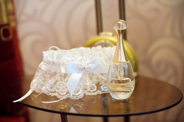 Gelin jartiyer ve parfüm