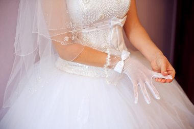 güzel gelin bir eldiven koyar