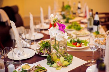 Ikram Servisi. Gıda Restoran tablo. Üzerinde çok büyük miktar. Tabaklar. Yemek vakti.