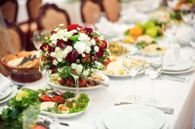 Ikram Servisi. Gıda Restoran tablo. Üzerinde çok büyük miktar. Tabaklar. Yemek vakti.