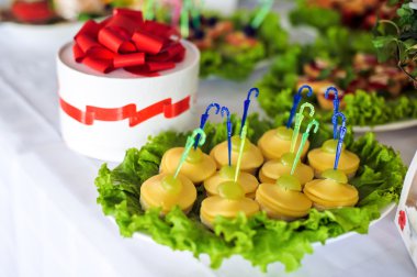 Ikram Servisi. Gıda Restoran tablo. Üzerinde çok büyük miktar. Tabaklar. Yemek vakti.