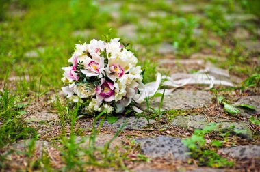 Kayalık yolda gelin buketi