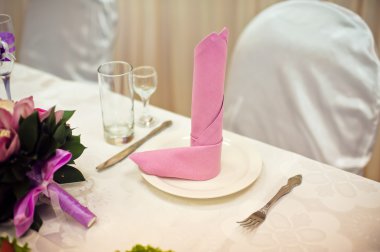 Ikram Servisi. Gıda Restoran tablo. Üzerinde çok büyük miktar. Tabaklar. Yemek vakti.