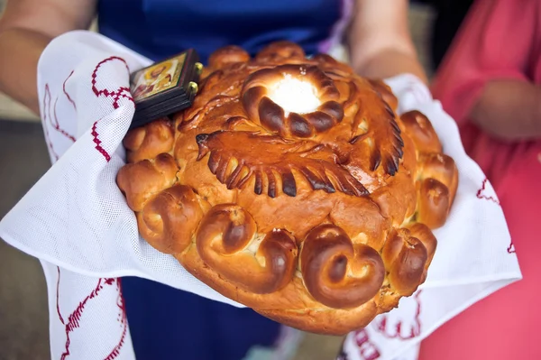 パンを提供する伝統的な儀式 — ストック写真
