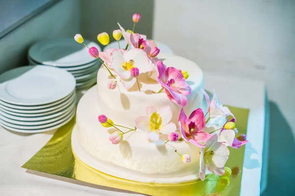 White cake with pink flowers