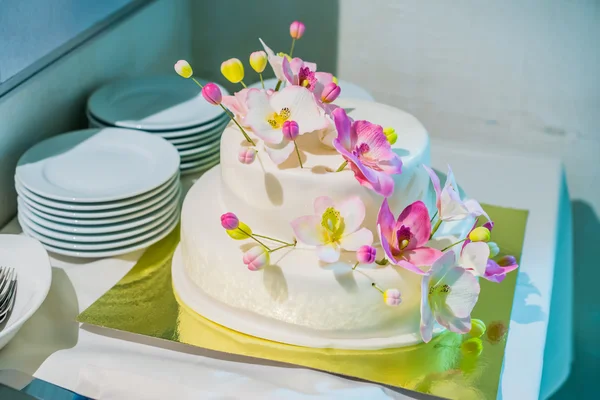 White cake with pink flowers — Stock Photo, Image