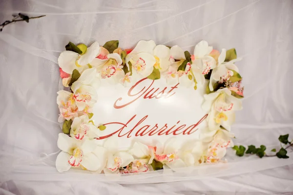 Svatební koncept. Bílá deska s tropické květy — Stock fotografie
