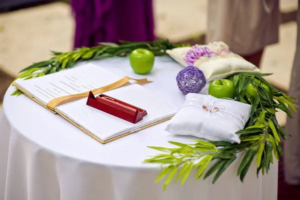 Composição da flor do casamento com folhas na mesa — Fotografia de Stock