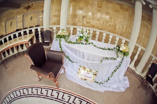 Boda composición de flores con hojas sobre la mesa —  Fotos de Stock