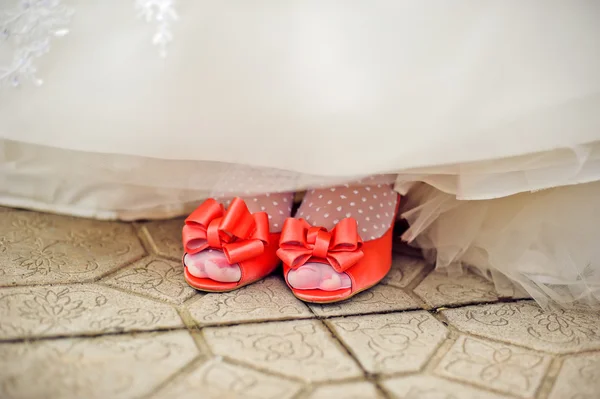 Módní složení: červená elegantní boty, Červený lak na nehty, náhrdelník s korálky čtení — Stock fotografie
