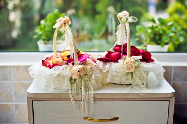 Zwei Körbe mit Rosenblättern — Stockfoto