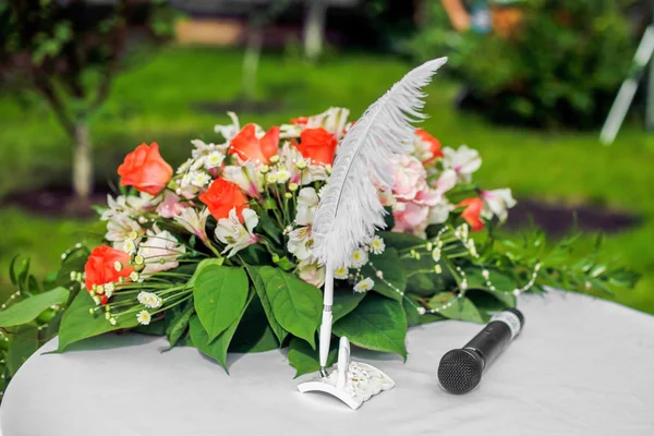 Свадебная композиция цветов с листьями на столе — стоковое фото